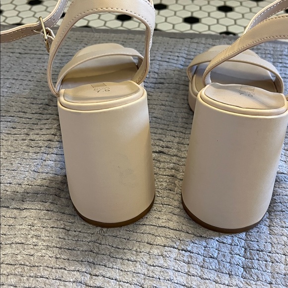 Ladies sandals like new fit size 7 1/2 to 8 1/2 - Picture 4 of 7